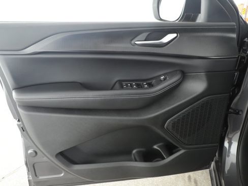 Used 2025 Jeep Grand Cherokee Laredo image 8