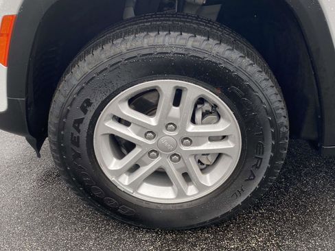 Certified 2024 Jeep Grand Cherokee Laredo image 25