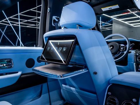 Used 2025 Rolls-Royce Cullinan image 32