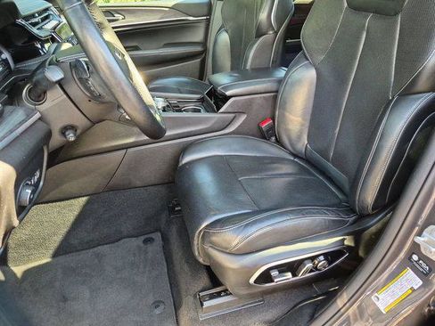 Certified 2022 Jeep Grand Cherokee Overland w/ Luxury Tech Group IV AWD/4WD image 17