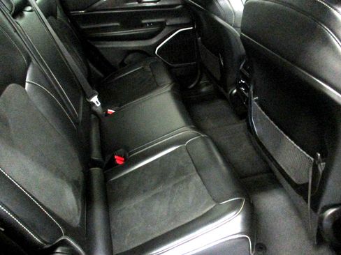 Used 2022 Jeep Grand Cherokee Altitude image 11