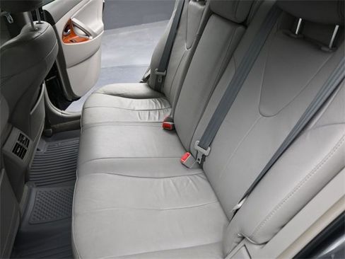 Used 2011 Toyota Camry XLE image 16