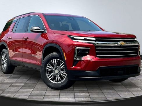 Used 2025 Chevrolet Traverse LT FWD image 3