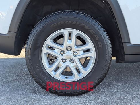 Used 2024 Jeep Grand Cherokee Laredo AWD/4WD image 11