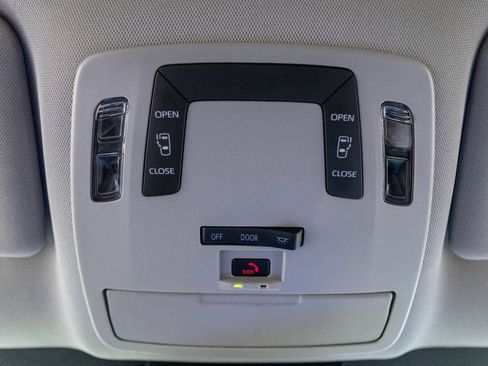 Used 2025 Toyota Sienna LE FWD image 28