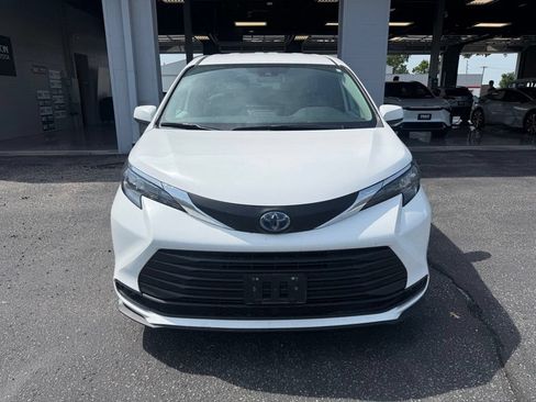 Used 2025 Toyota Sienna LE AWD/4WD image 3