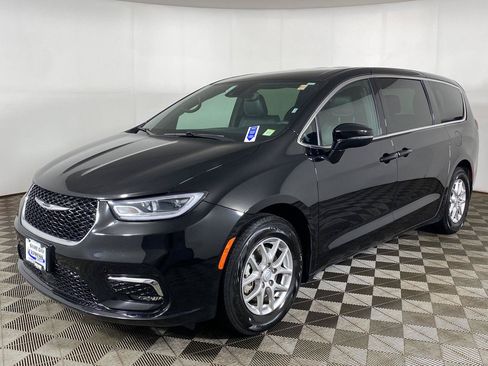 Used 2025 Chrysler Pacifica Select FWD image 2