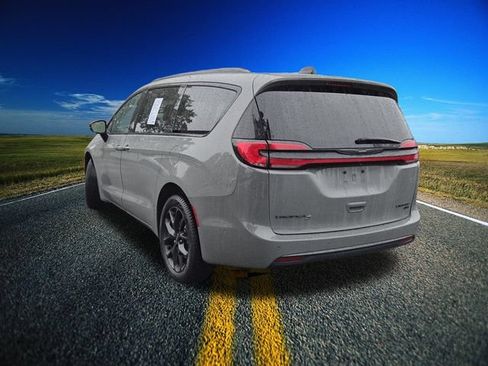 Used 2023 Chrysler Pacifica Limited w/ Uconnect Theater Family Group AWD/4WD image 35