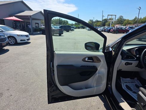 Used 2018 Chrysler Pacifica LX w/ Tire & Wheel Group image 6