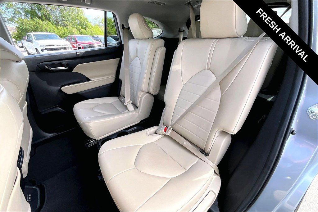 Used 2024 Toyota Highlander XLE AWD/4WD image 6