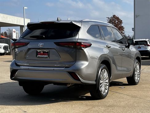 Used 2025 Toyota Highlander Platinum image 4