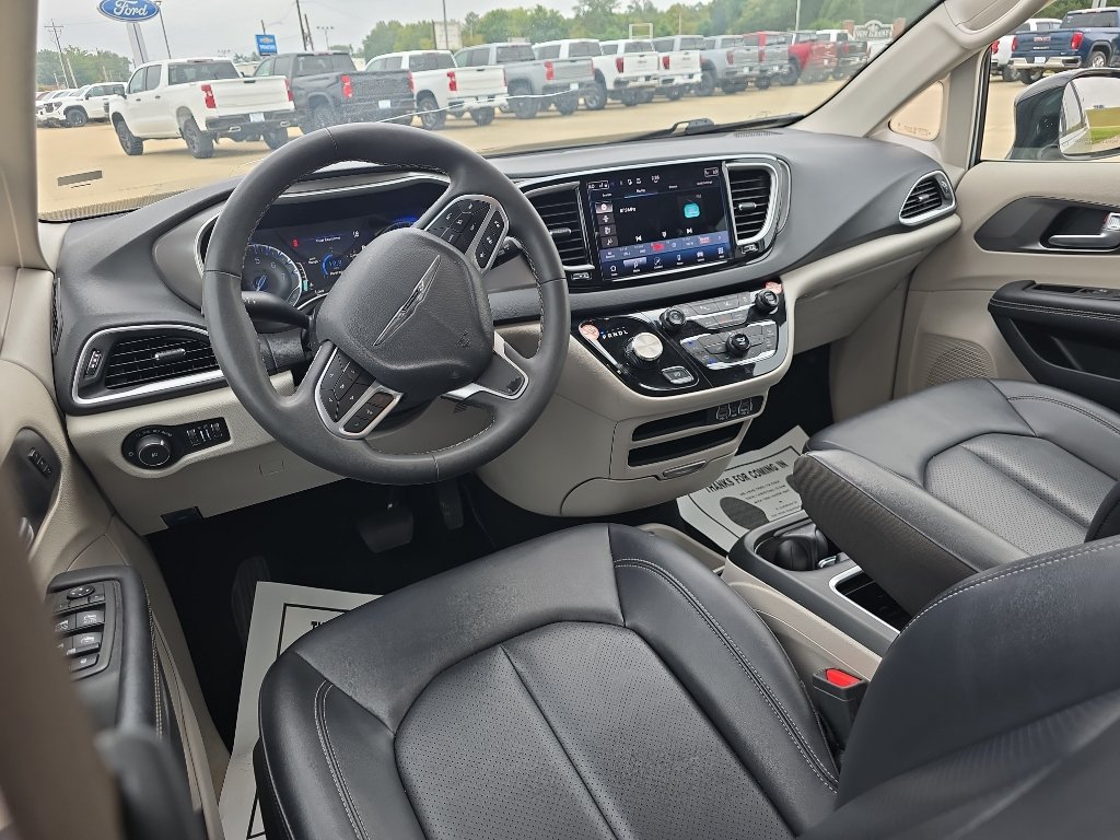 Used 2024 Chrysler Pacifica Touring-L FWD image 10