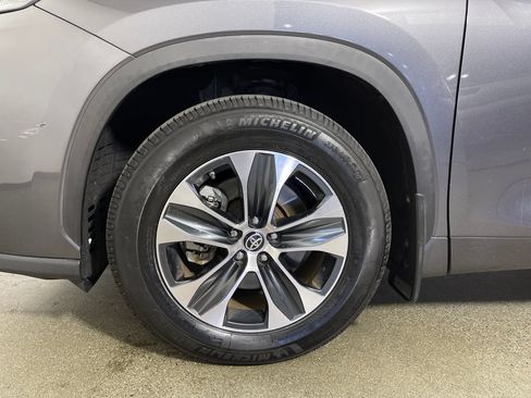 Used 2022 Toyota Highlander XLE FWD image 11