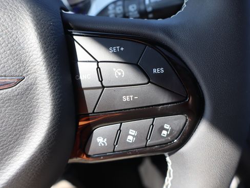 Used 2025 Chrysler Pacifica Limited FWD image 18