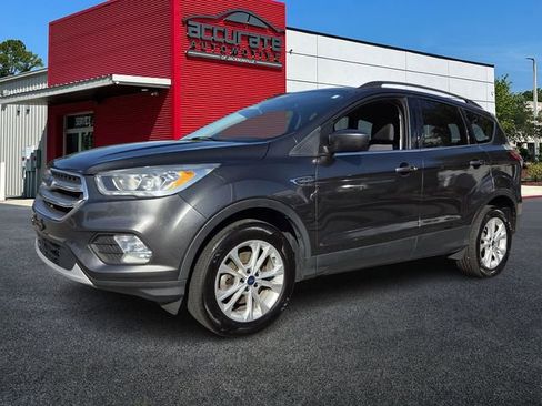 Used 2017 Ford Escape SE w/ Equipment Group 201A FWD image 1