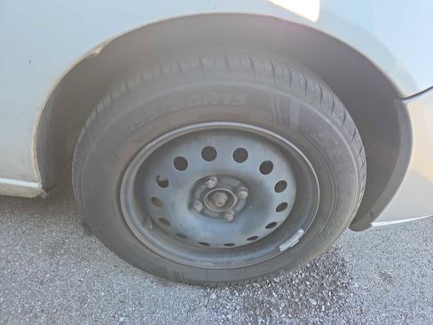 Used 2005 Ford Focus ZX4 Sedan image 2