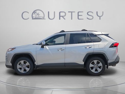 Used 2022 Toyota RAV4 XLE w/ Convenience Package AWD/4WD image 3