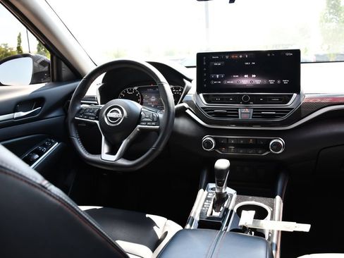 Used 2024 Nissan Altima 2.5 SR w/ SR Premium Package FWD image 23