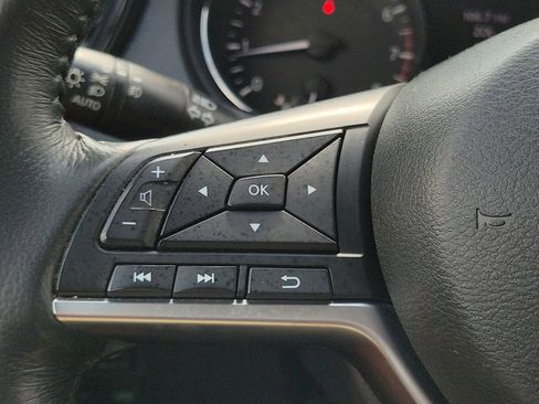 Used 2018 Nissan Rogue SV w/ Premium Package FWD image 19