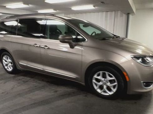 Used 2017 Chrysler Pacifica Touring-L w/ Tire & Wheel Group image 2