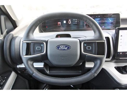 Used 2025 Ford Expedition Active image 15