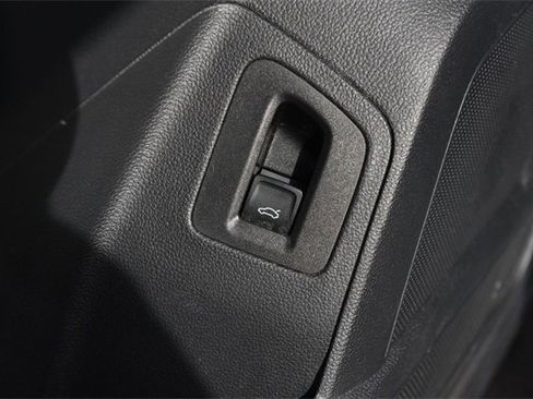 Used 2022 Volkswagen Atlas SE w/ Black Wheel Package image 9