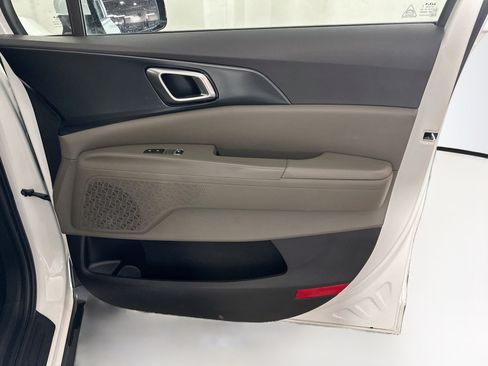 Used 2025 Kia Carnival FWD image 34