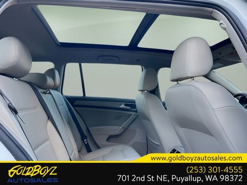 Used 2017 Volkswagen Golf SE image 18