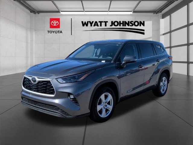 Used 2022 Toyota Highlander LE FWD image 3