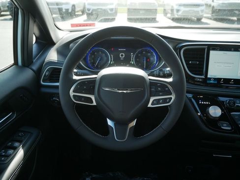 New 2026 Chrysler Pacifica Select image 11