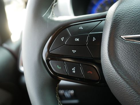 Used 2025 Chrysler Pacifica Limited FWD image 28