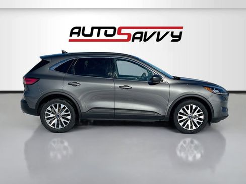 Used 2022 Ford Escape Titanium w/ Class II Trailer Tow Package AWD/4WD image 8