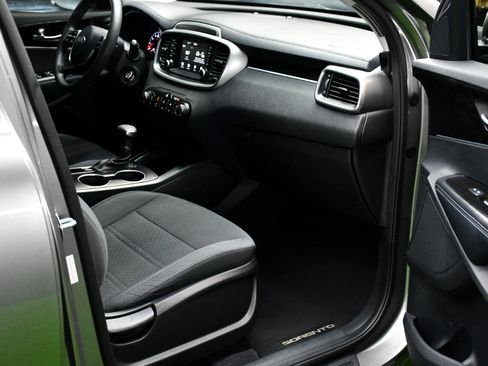 Used 2019 Kia Sorento LX image 38