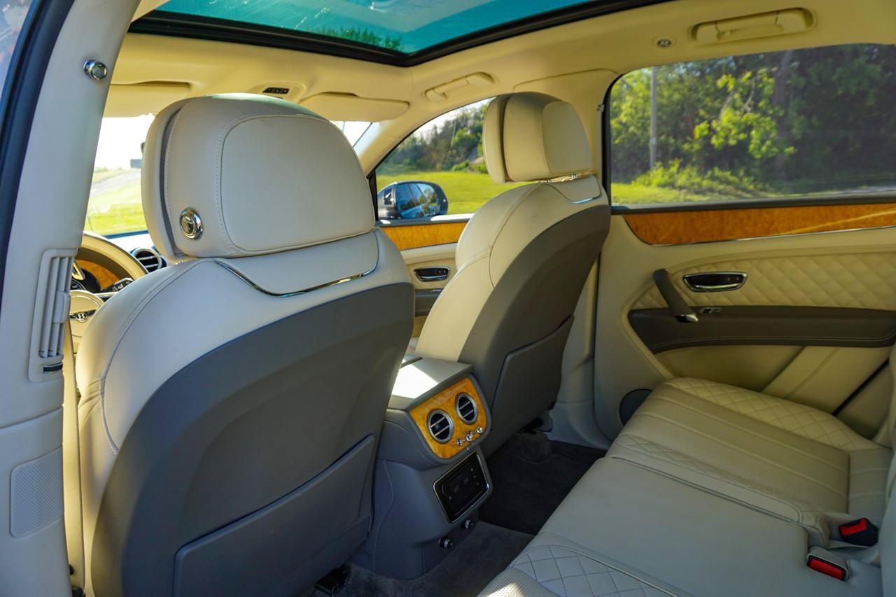 Used 2017 Bentley Bentayga AWD/4WD image 26