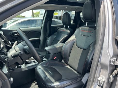 Used 2022 Jeep Cherokee Trailhawk w/ Sun, Sound & Nav Group AWD/4WD image 19