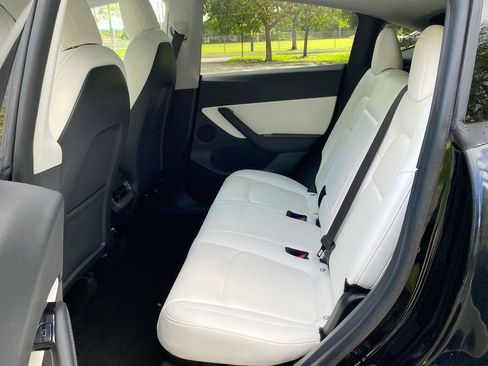 Used 2021 Tesla Model Y Long Range image 33