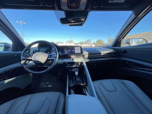 Used 2025 Hyundai Elantra Limited image 35