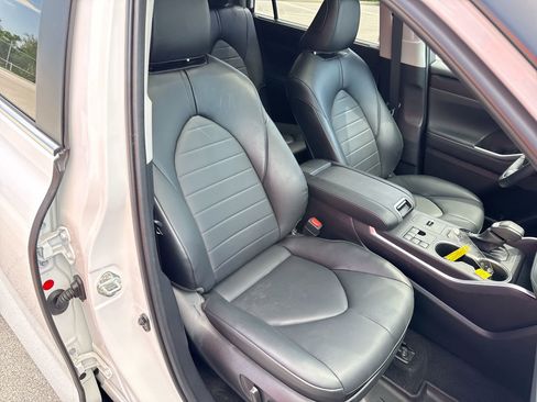 Used 2023 Toyota Highlander XLE FWD image 26