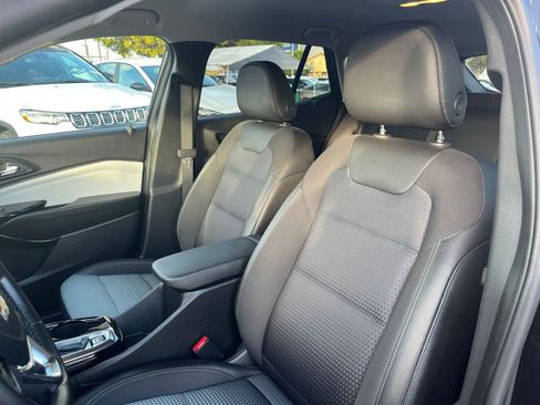 Used 2025 Chevrolet Trax LT w/ LT Convenience Package image 28