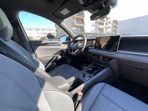 New 2025 Volkswagen Tiguan SE R-Line image 17