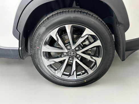 Used 2023 Toyota Corolla Cross XLE w/ Convenience Package image 11