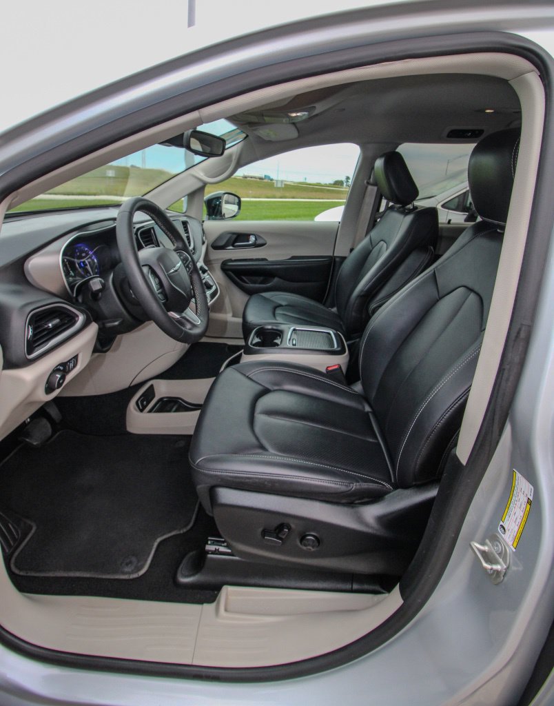 Used 2024 Chrysler Pacifica Touring-L FWD image 14