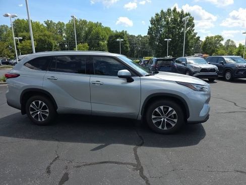 Used 2020 Toyota Highlander XLE AWD/4WD image 5