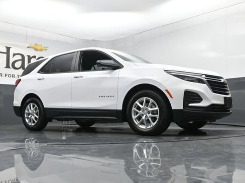 Used 2023 Chevrolet Equinox LS w/ LS Convenience Package FWD image 2