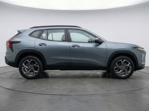 Used 2025 Chevrolet Trax LT FWD image 11