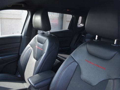 Used 2025 Jeep Compass Trailhawk AWD/4WD image 10
