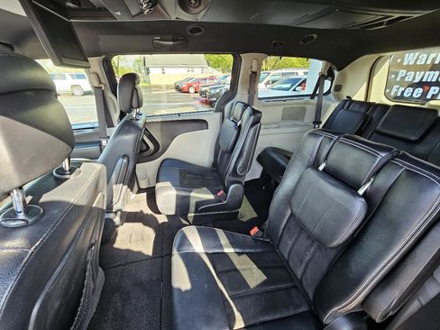 Used 2017 Dodge Grand Caravan SXT w/ Driver Convenience Group image 23