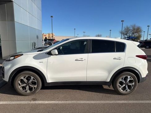 Used 2020 Kia Sportage LX image 2