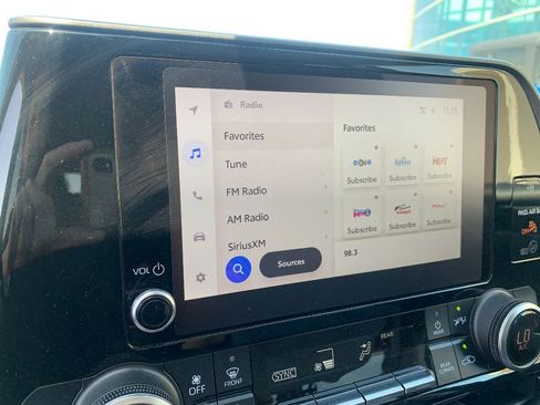 Used 2023 Toyota Highlander LE image 17