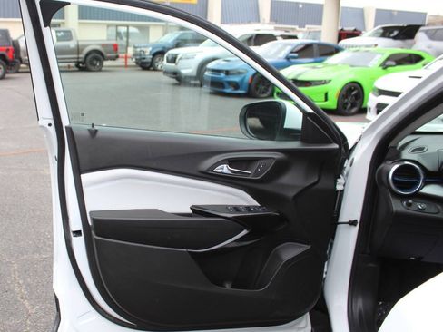 Used 2025 Chevrolet Trax LT FWD image 18